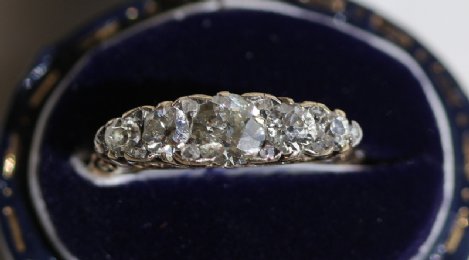 18ct Gold,5 stone diamond ring