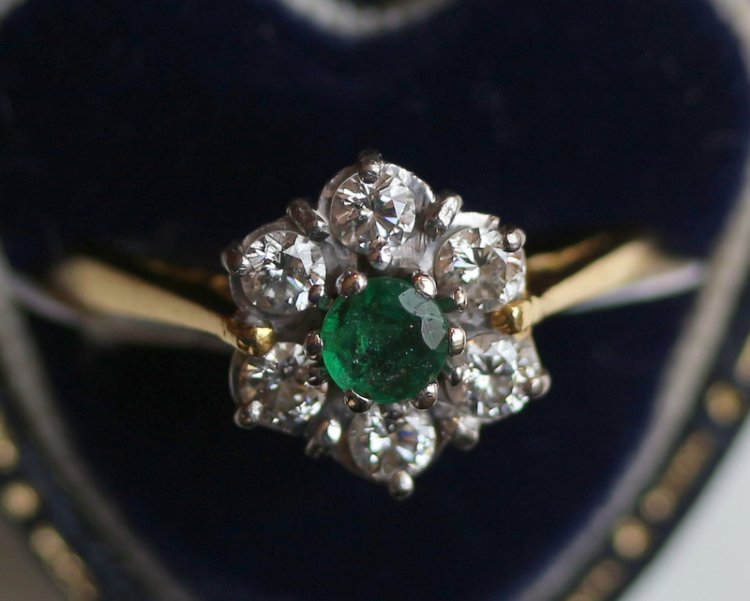 Castle Close Antiques - 18ct gold, emerald & diamond ring - Jewellery